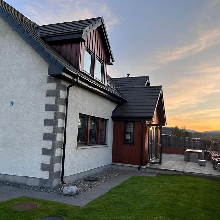 Alcantara- Modern Home With Hot Tub- Sleeps 10 Cromdale Екстериор снимка
