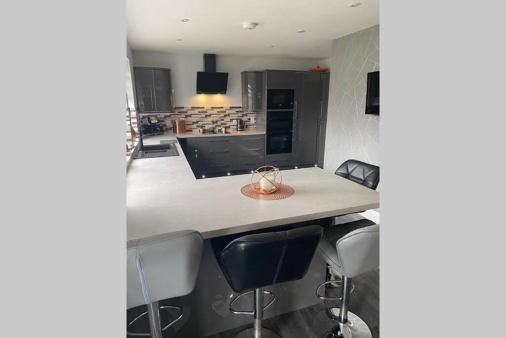 Alcantara- Modern Home With Hot Tub- Sleeps 10 Cromdale Екстериор снимка