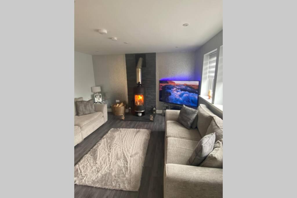 Alcantara- Modern Home With Hot Tub- Sleeps 10 Cromdale Екстериор снимка