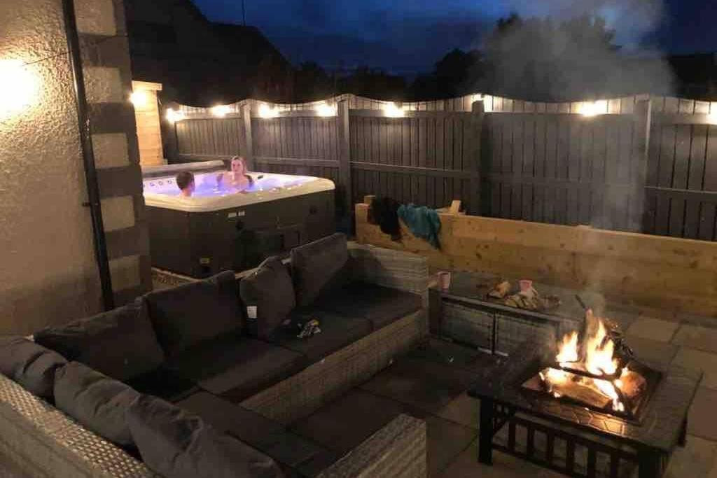Alcantara- Modern Home With Hot Tub- Sleeps 10 Cromdale Екстериор снимка