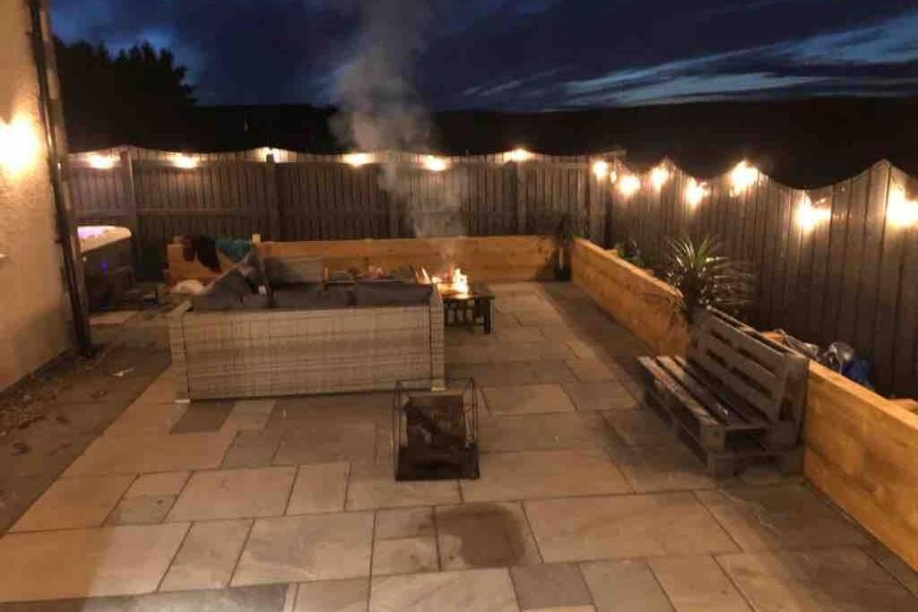 Alcantara- Modern Home With Hot Tub- Sleeps 10 Cromdale Екстериор снимка