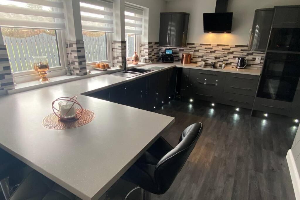 Alcantara- Modern Home With Hot Tub- Sleeps 10 Cromdale Екстериор снимка