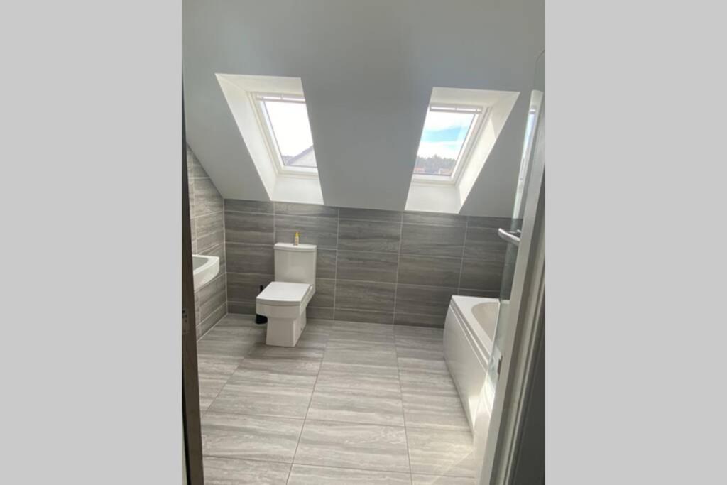 Alcantara- Modern Home With Hot Tub- Sleeps 10 Cromdale Екстериор снимка