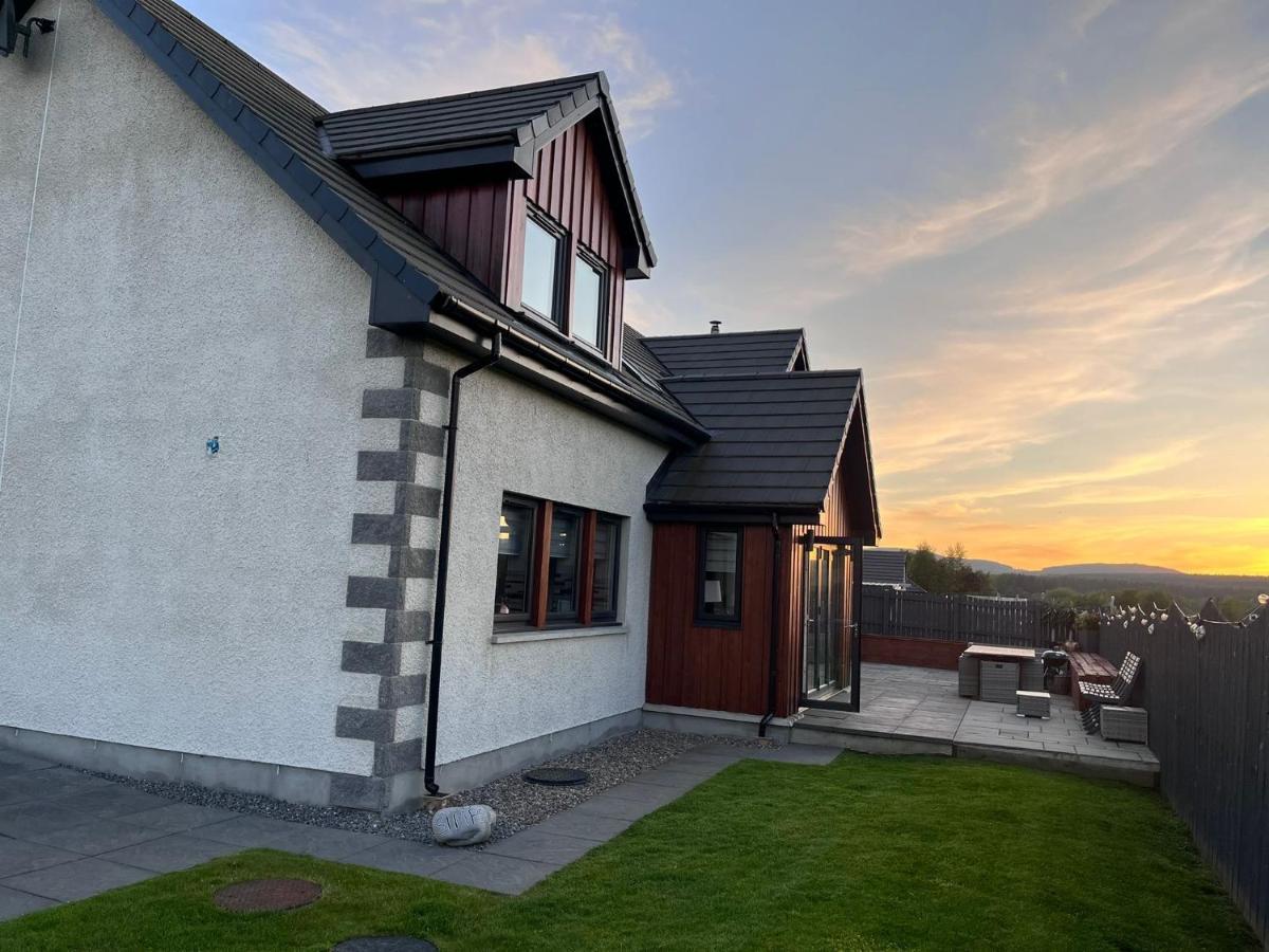 Alcantara- Modern Home With Hot Tub- Sleeps 10 Cromdale Екстериор снимка