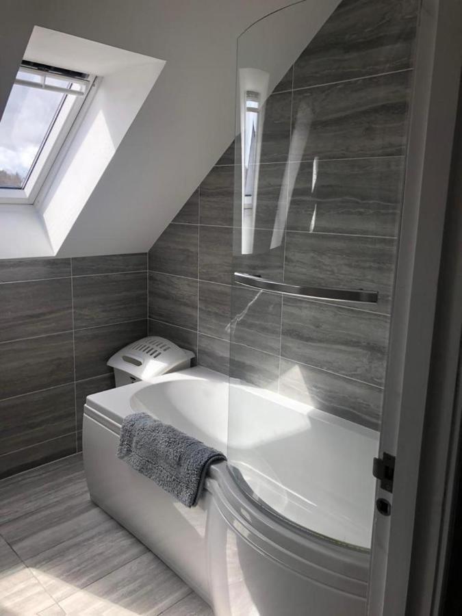 Alcantara- Modern Home With Hot Tub- Sleeps 10 Cromdale Екстериор снимка